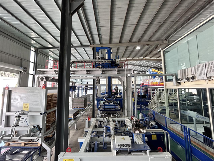 QGM'nin ZN serisi üst düzey imitasyon taş PC tuğla üretim hattı, Güneybatı Çin'deki lider bir yeşil yapı malzemeleri şirketinde başarıyla üretime alındı.