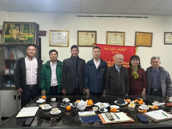 Quangong Machinery Co., Ltd. Genel Müdür Yardımcısı Fu Guohua, Çin ve Vietnam inşaat malzemeleri endüstrileri arasındaki alışverişi ve işbirliğini teşvik etmek amacıyla Vietnam Yapı Malzemeleri Birliği'ni ziyaret eden bir heyete liderlik etti.
